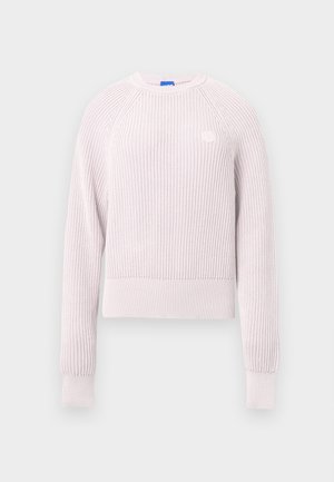 Lyserød cropped sweater med ribbet tekstur, rund halsudskæring og lange ærmer. Har en lille logo på brystet.