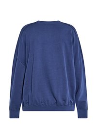 Felpa girocollo blu navy con spalle scese, polsini a coste e orlo arricciato. Texture morbida con una finitura liscia. Vista posteriore.