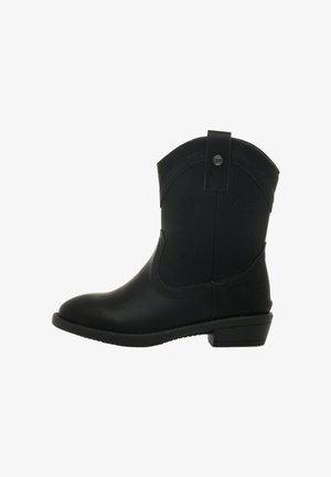 Bota vaquera negra con puntera afilada, tacón bajo y costuras decorativas en forma de estrella. Textura de cuero suave y diseño a la altura del tobillo. Correa de acento negra.