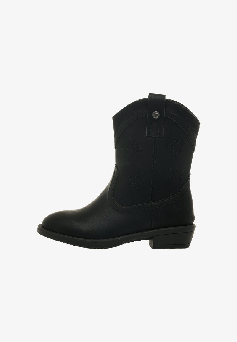 Bota vaquera negra con puntera afilada, tacón bajo y costuras decorativas en forma de estrella. Textura de cuero suave y diseño a la altura del tobillo. Correa de acento negra.