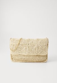 Bolso de croché beige estilo bandolera con cierre de solapa y correa de cadena en tono dorado sobre fondo blanco.