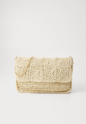 Bolso de croché beige estilo bandolera con cierre de solapa y correa de cadena en tono dorado sobre fondo blanco.