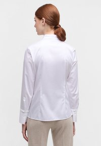 Eterna SATIN SHIRT - FITTED - Camicia - weiß