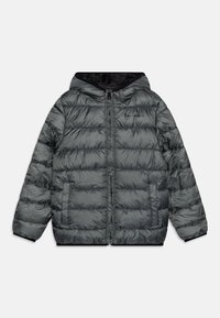 Chaqueta de plumas gris con capucha, que cuenta con secciones acolchadas, cierre frontal con cremallera y bolsillos laterales. La tela texturizada y brillante le da un aspecto elegante.