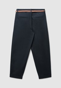 Pantaloni blu navy a vita alta con cintura intrecciata marrone chiaro, dotati di due tasche posteriori e orli risvoltati. Texture liscia e vestibilità su misura.