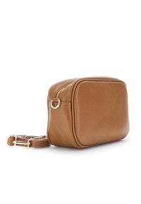 Borsa a tracolla in pelle marrone con superficie testurizzata, chiusura a zip e dettagli in metallo dorato. Forma rettangolare compatta con tracolla rimovibile.