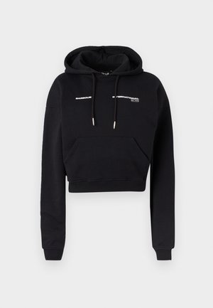 Czarna krótka bluza z kapturem wykonana z mieszanki bawełny, wyposażona w sznurki ściągające, przednią kieszeń kangurkę oraz biały nadruk z logo na piersi.