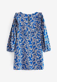 Niebieska sukienka w kwiaty z długimi bufkami, zebranym wcięciem w talii oraz detalem w formie dziurki na plecach. Całość pokryta białym i różowym wzorem kwiatowym.