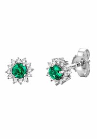 Emerald stud auskari ar apaļu zaļu akmeni, ko ieskauj mazi caurspīdīgi dārgakmeņi, iestiprināti pulēta sudraba bāzē ar drošu aizmuguri.