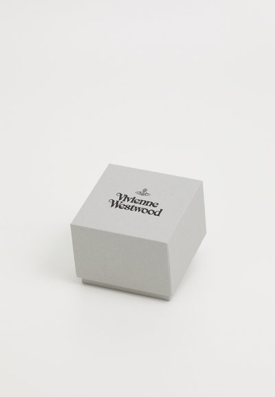 Sivý kartónový box s viečkom, na ktorom je vytlačený text "Vivienne Westwood" v stylizovanom čiernom písmene.