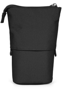Borsa nera con zip, realizzata in tessuto testurizzato, con un design affusolato, dotata di una tasca frontale e di una robusta chiusura a zip.