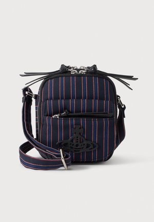 Sac bandoulière bleu marine à rayures rouges et blanches, avec bordure en cuir noir, poche avant, fermetures éclair argentées et ornement logo.
