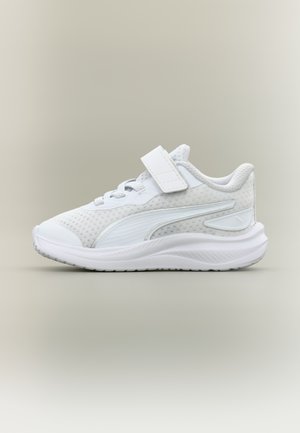 Biały but sportowy z teksturowaną siateczkową cholewką, paskiem na rzep oraz sznurowadłami. Wyposażony w wyściełany kołnierz i amortyzowaną podeszwę. Zawiera srebrne akcenty.