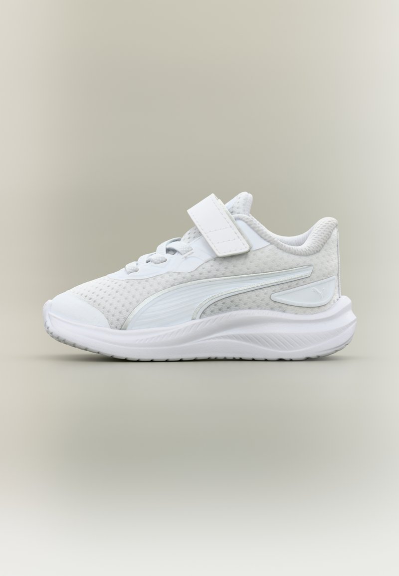 Λευκό αθλητικό παπούτσι με υφασμένη επιφάνεια από δίχτυ, ρυθμιζόμενο λουράκι βέλκρο και κορδόνια. Διαθέτει επενδεδυμένο κολάρο και μαξιλαρωμένη σόλα. Περιλαμβάνονται ασημένιες λεπτομέρειες.