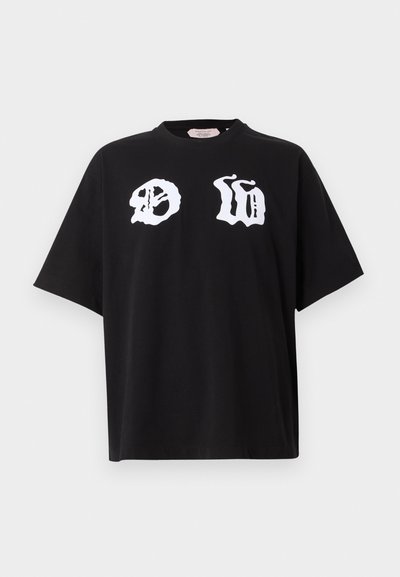 Μαύρο oversized t-shirt με κοντά μανίκια με δύο λευκά αφηρημένα γλυφικά τυπωμένα στο στήθος σε μονόχρωμο φόντο.