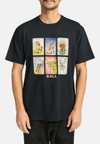 Camiseta de algodón negra con un gráfico multicolor que presenta ocho imágenes cuadradas, incluyendo un caballo, un tacón alto, una rosa y una araña.