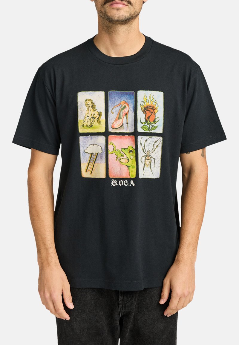 Camiseta de algodón negra con un gráfico multicolor que presenta ocho imágenes cuadradas, incluyendo un caballo, un tacón alto, una rosa y una araña.