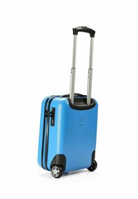Maleta rígida azul con superficie texturizada, ruedas dobles, asa de aluminio retráctil y una cerradura de combinación en el lateral.