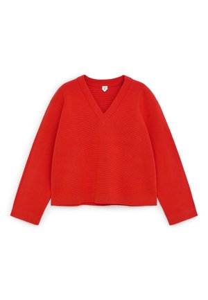 Rode, gebreide trui met lange mouwen en V-hals, met geribbelde manchetten en zoom, plat liggend op een witte achtergrond.