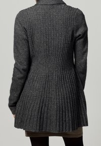 Cardigan lungo grigio con una texture a coste e apertura frontale. Vestibilità sagomata con fondo svasato, dotato di colletto sciallato e maniche lunghe.