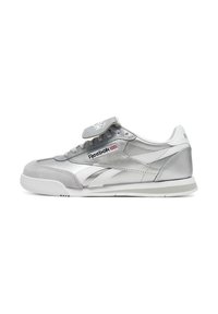 Scarpe sportive grigie con texture metalliche e scamosciate, dotate di lacci, una fascia in Velcro, dettagli bianchi e una suola in gomma.