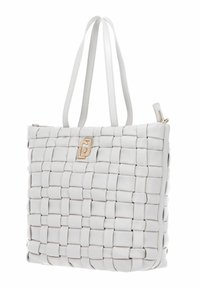 Borsa tote in pelle intrecciata bianca con chiusura zip, dotata di due manici piatti e un accento in metallo dorato sul davanti.
