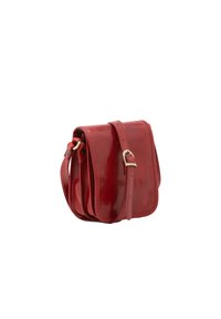 Borsa a tracolla rossa in pelle con finitura lucida, chiusura a patta e dettaglio a fibbia a forma di cuore. Presenta una singola tracolla regolabile.