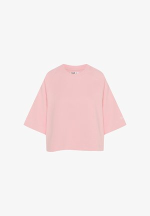 Jasnoróżowa krótka koszulka wykonana z miękkiej bawełny. Posiada krótkie rękawy raglanowe i prążkowany okrągły dekolt. Minimalne logo na rękawie.