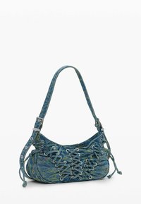 Denimowa torba na ramię z regulowanym paskiem, detalem w postaci sznurowania z przodu oraz subtelnym wzorem w niebiesko-zielony motyw zwierzęcy.