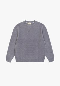 Grauer Strickpullover mit Rundhalsausschnitt, gerippten Bündchen und Saum. Verfügt über ein strukturiertes Muster und ein kleines blaues Etikett auf der linken Seite.