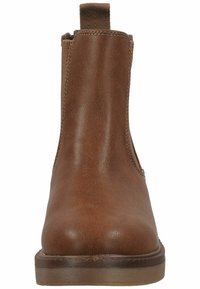 Hnědá kožená kotníková bota s elastickými bočními panely a poutkem, která se vyznačuje hladkým povrchem a nízkou plochou gumovou podrážkou.
