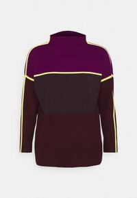 Langsleeve pullover met een hoge hals, met paarse, donkerbruine en grijze horizontale strepen, afgewerkt met gele accenten. Zacht gebreide stof.