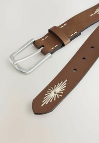 Cinturón de cuero marrón con costuras blancas y una hebilla de metal plateado; presenta un diseño bordado en uno de los extremos.