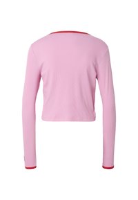 Lichtroze cropped top met lange mouwen en rode afwerking op de halslijn en manchetten, gezien van de achterkant tegen een witte achtergrond.