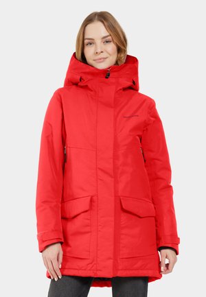 Parka isolée rouge avec capuche, dotée d'une fermeture éclair à l'avant, de poches latérales et d'un ourlet droit. Fabriquée en tissu lisse et durable.