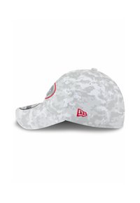 Graue Camouflage-Basketballmütze mit gebogenem Schirm, ausgestattet mit roten Akzenten und einem Logopatch auf der Vorderseite. Strukturiertes Material für einen lässigen Look.
