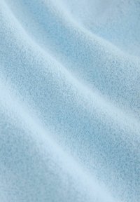 Țesătură albastru deschis, cu o suprafață moale și texturată și pliuri blânde ce formează un model neted, unduitor.