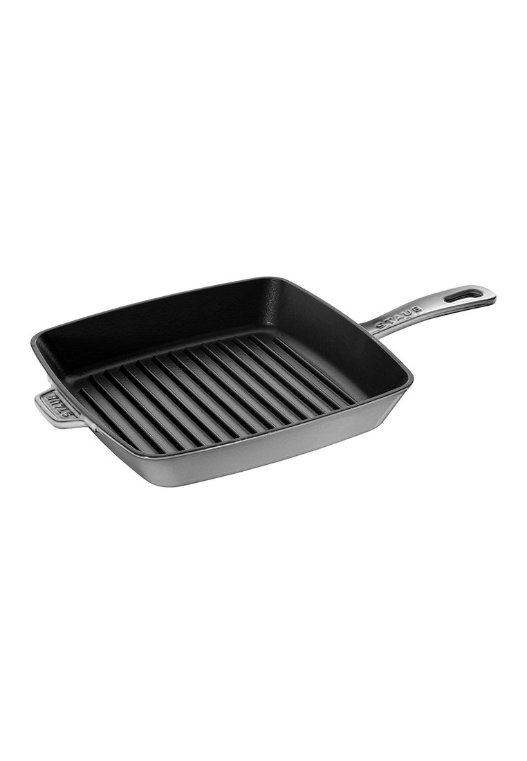 Padella quadrata in ghisa con finitura nera opaca, dotata di profonde scanalature, un manico robusto e un interno liscio per una facile cottura e pulizia.