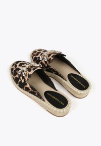 Sandalice s leopard uzorkom, sa tkanim jutenim potplatom, s dekorativnom mašnom i prozirnim cirkonima na gornjem dijelu.