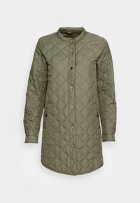 Chaqueta larga acolchada de color verde oliva con cierre de botones a presión, costuras en forma de diamante, cuello alzado y bolsillos laterales.