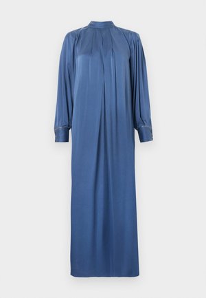 Robe longue et ample de couleur bleue, avec des manches longues, des plis froncés aux épaules et à l'avant, des poignets boutonnés, et un petit col montant.