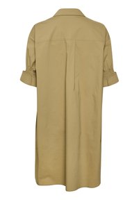 Abito camicia color khaki con colletto, maniche corte arrotolate e dettagli arricciati ai polsini, caratterizzato da una linea diritta e una texture liscia.
