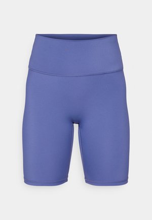 Augsta jostasvieta velosipēda šorti no vienkrāsaina lavandas auduma. Gluda tekstūra ar šuvju detaļām un pieguļošs dizains komfortam un mobilitātei.