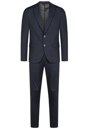 Donker marineblauw pak gemaakt van een gestructureerde stof, met een kentkraag, twee knopen en twee voorzakken. Geslankeerde broek maakt de outfit compleet.