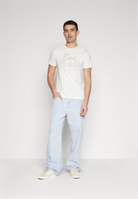 Guess Camiseta estampada - salt white