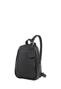 Sac à dos en cuir noir avec un dos rembourré, une sangle réglable, une poche extérieure et une texture lisse avec un léger détail de logo.