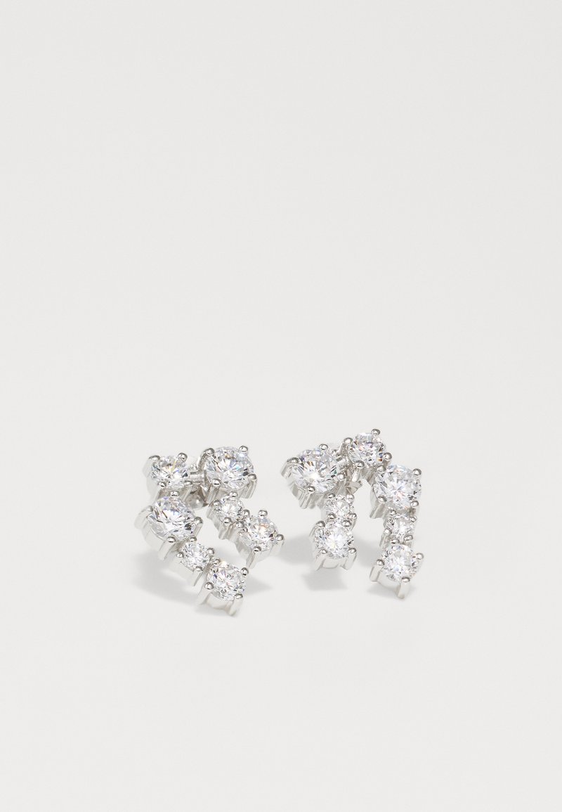 Ασημένια σκουλαρίκια με σχέδιο που σ twists και κοσμημένα με πολλαπλούς διαυγείς πολύτιμους λίθους διαφόρων μεγεθών, αναδεικνύοντας μια υψηλής γυαλάδας φινίρισμα.