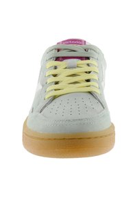 Hellgrün Wildledersneaker mit gelben Schnürsenkeln, weißen Akzenten, gelochter Zehenpartie und einer Sohle aus Gummirubber. Mit einem Logo auf der Zunge.