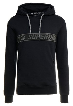 Sort hættetrøje med hvide snore, lynlåslommer og et vandret "SUPERDRY" logo bånd tværs over brystet.
