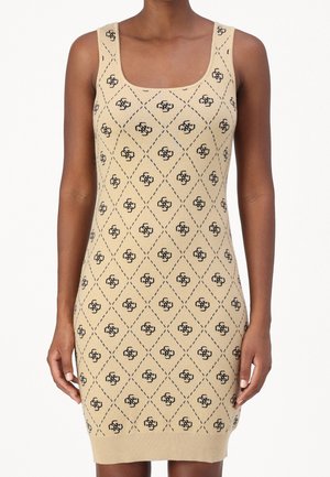 Robe en maille beige sans manches avec motif losange noir et petits motifs de logo entrelacés portée par une personne à la peau foncée.